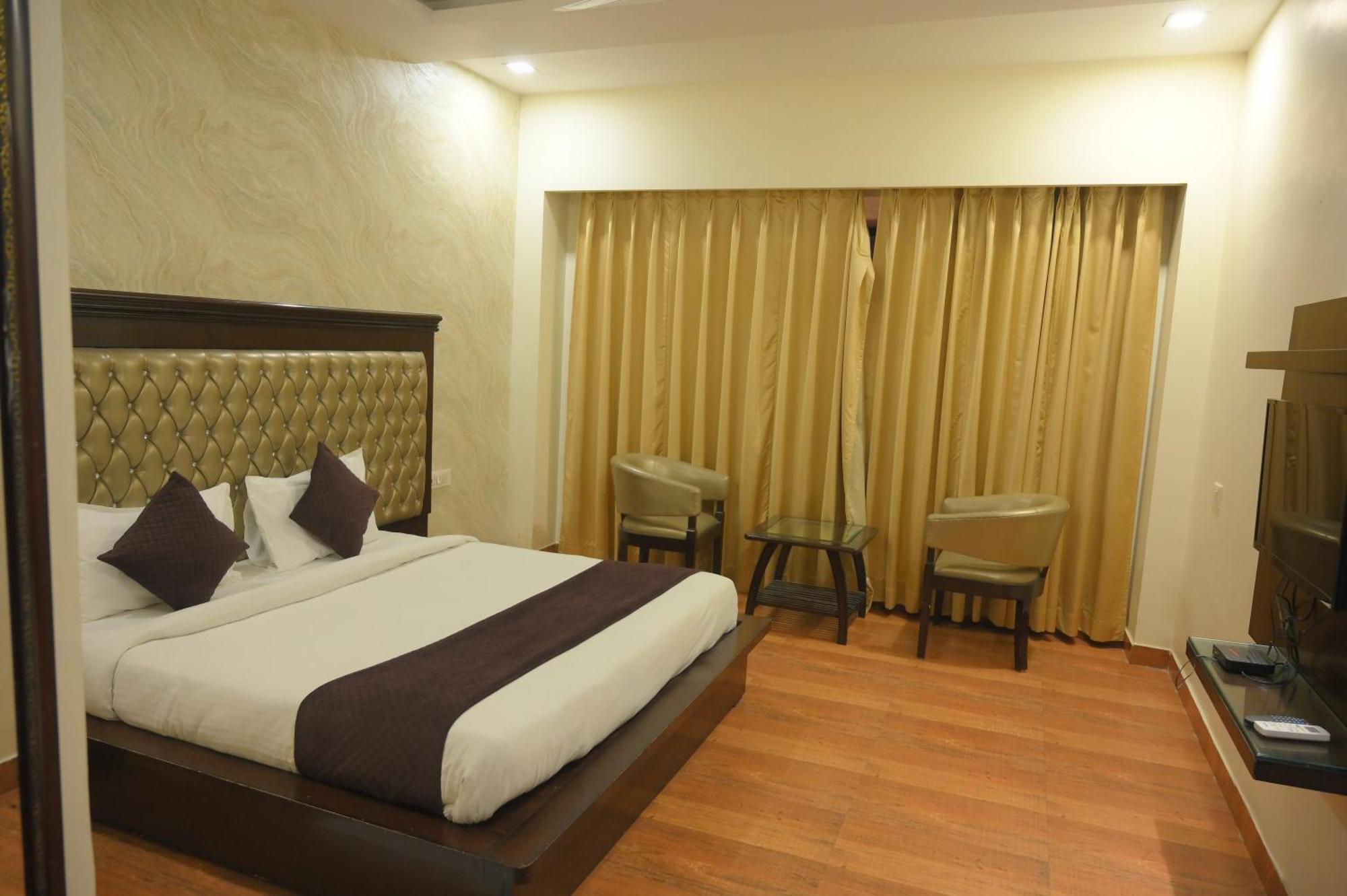 Nirmal Hotel And Resort Bareilly Bagian luar foto