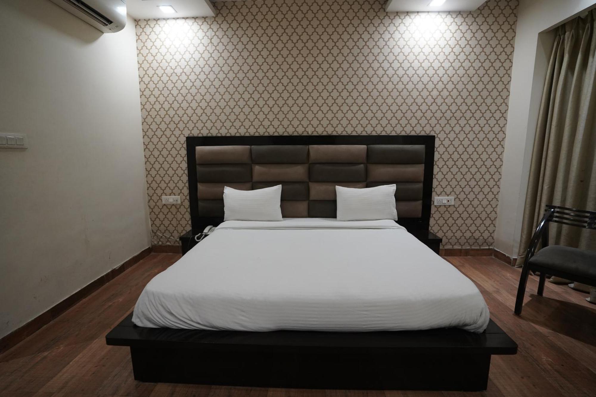 Nirmal Hotel And Resort Bareilly Bagian luar foto