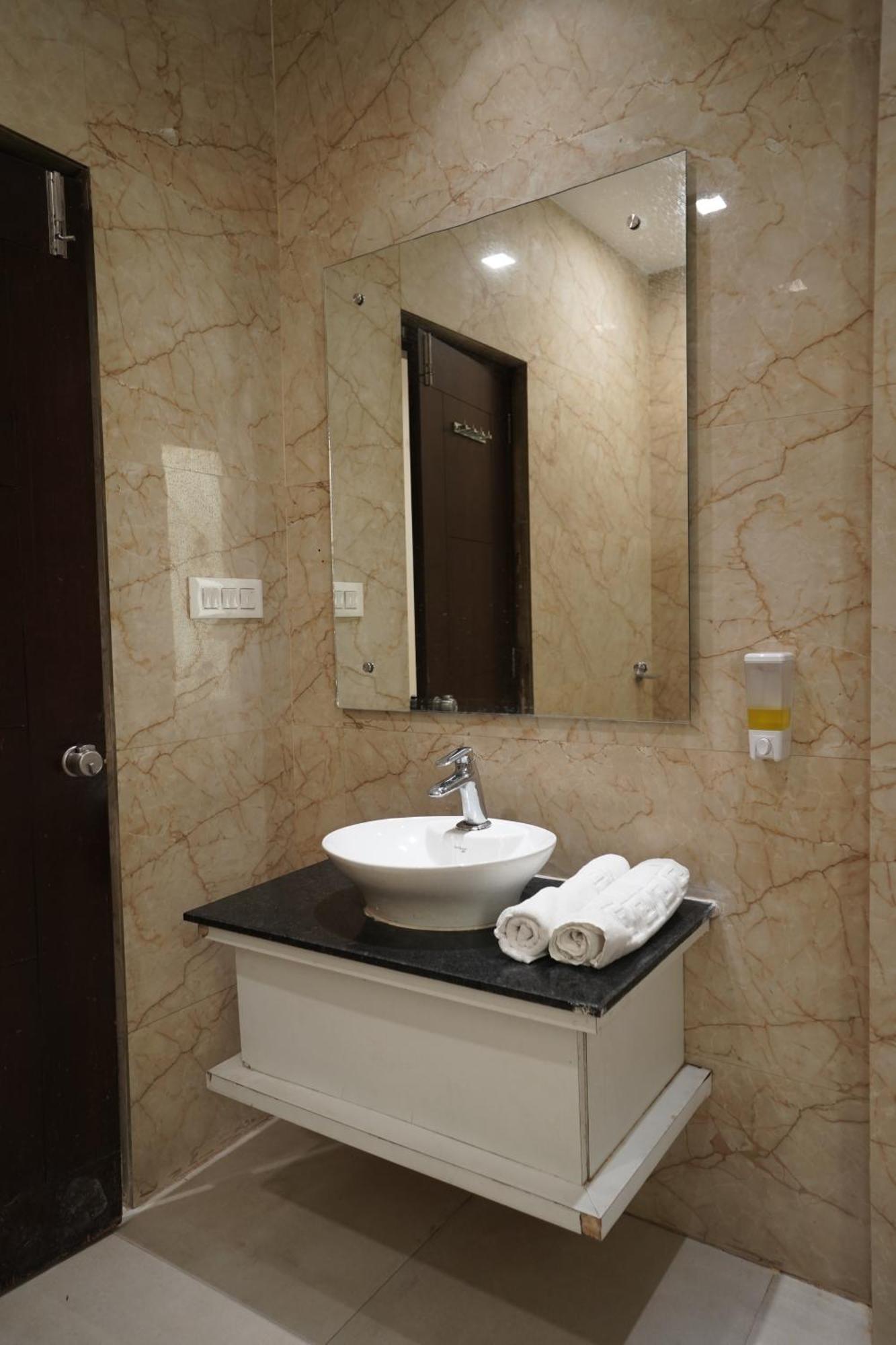 Nirmal Hotel And Resort Bareilly Bagian luar foto