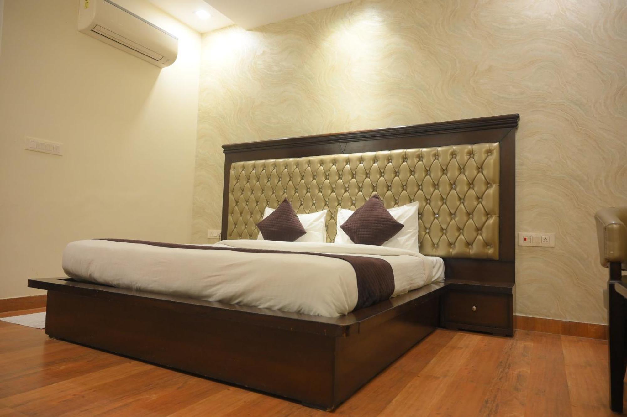 Nirmal Hotel And Resort Bareilly Bagian luar foto