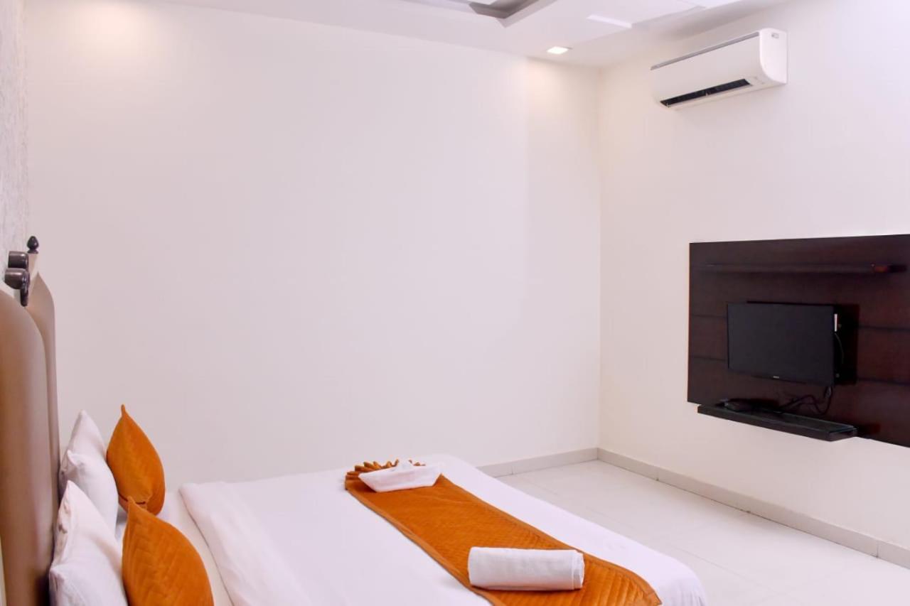 Nirmal Hotel And Resort Bareilly Bagian luar foto