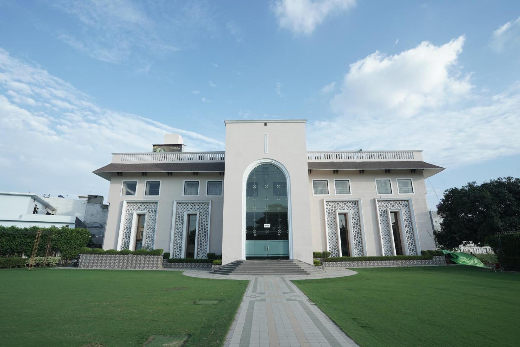 Nirmal Hotel And Resort Bareilly Bagian luar foto