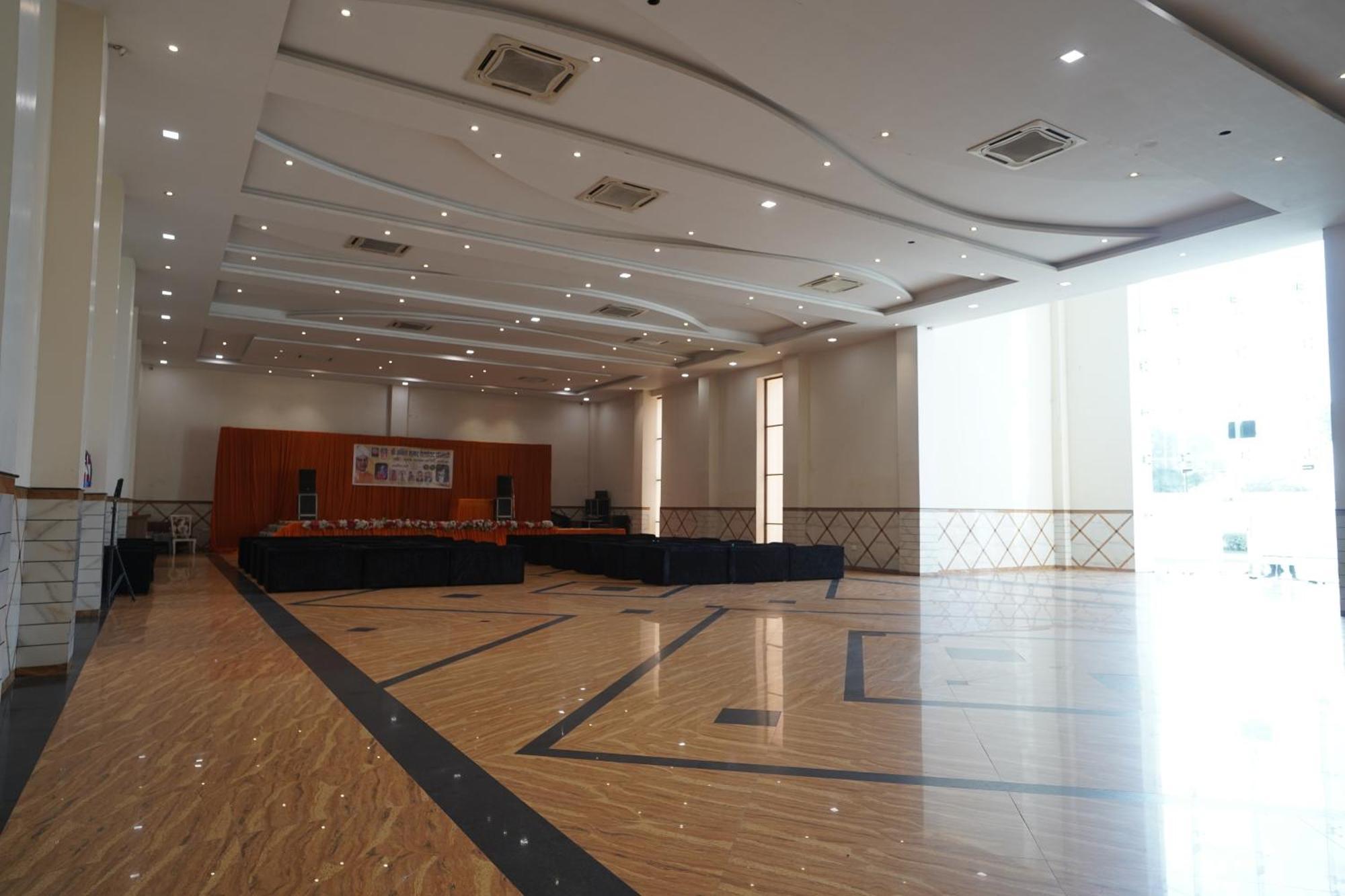 Nirmal Hotel And Resort Bareilly Bagian luar foto